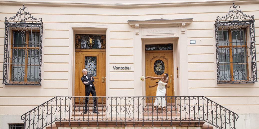 Hochzeitspaar in der Rittergasse, Basel.