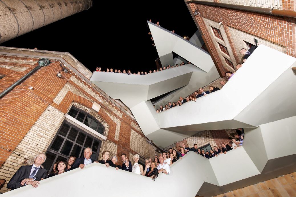 Hochzeitsgesellschaft auf der Warteck Treppe, Basel.