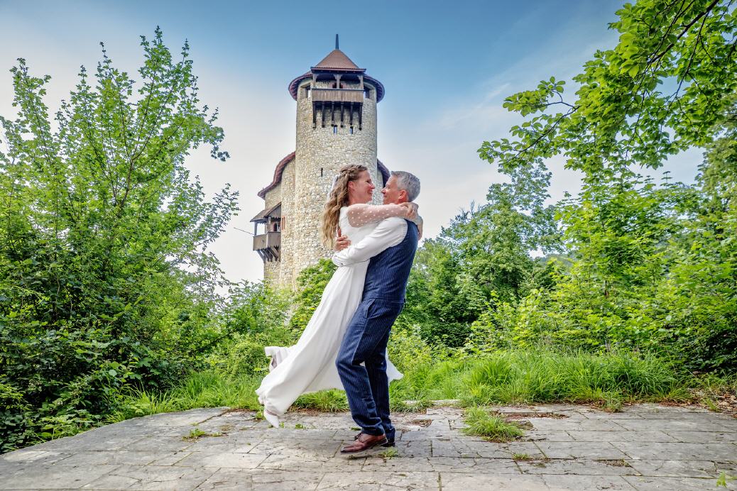 Hochzeitspaar vor der Burg Reichenstein