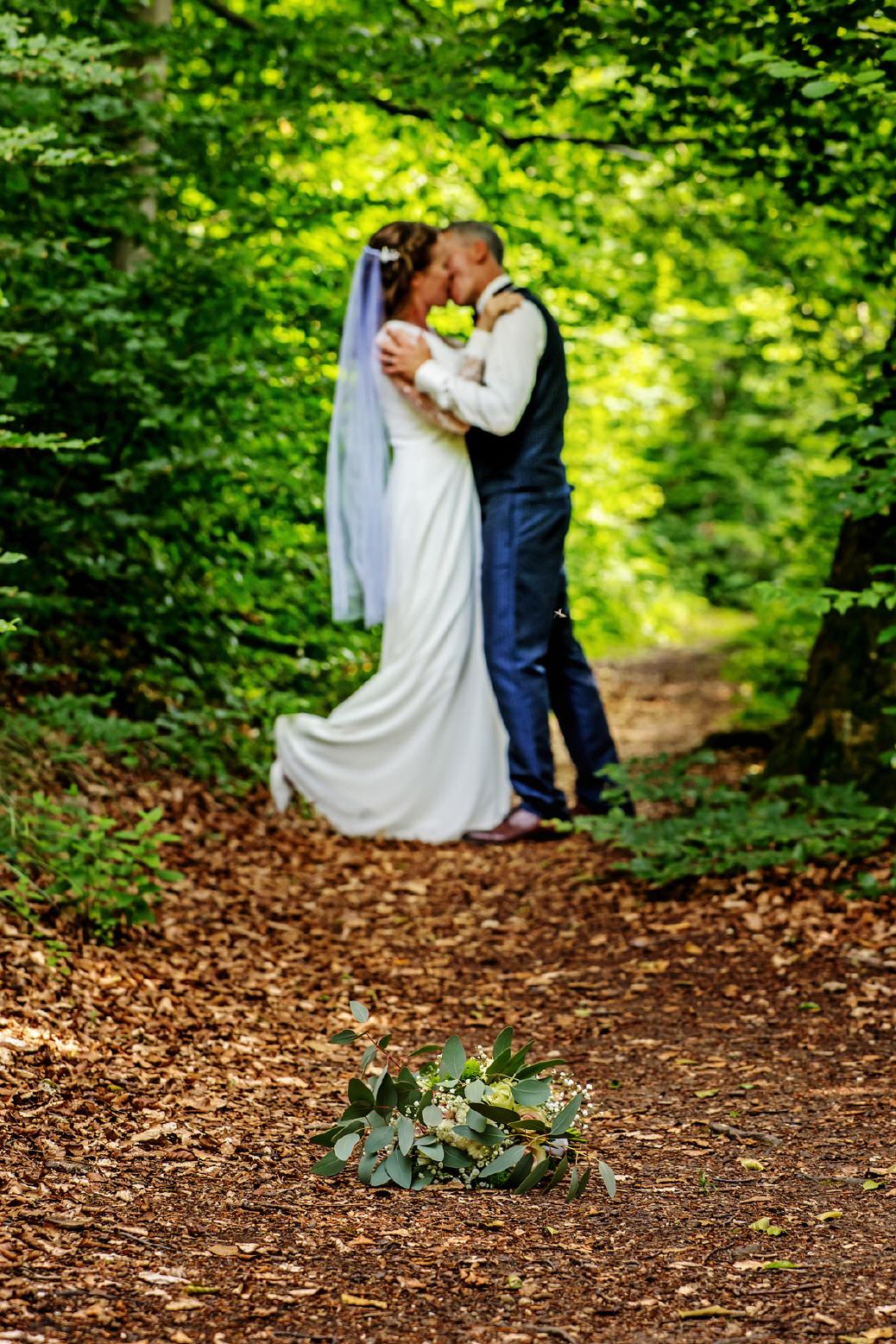 Hochzeitspaar in einem Waldweg