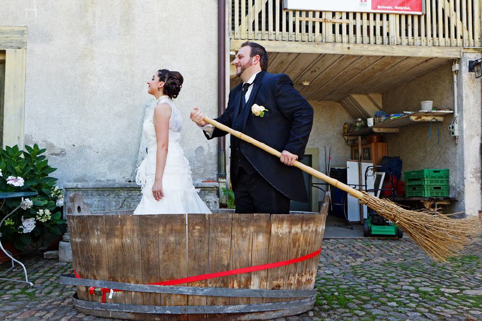 Der Gondoliere steuert sein Boot in den Hafen der Ehe.